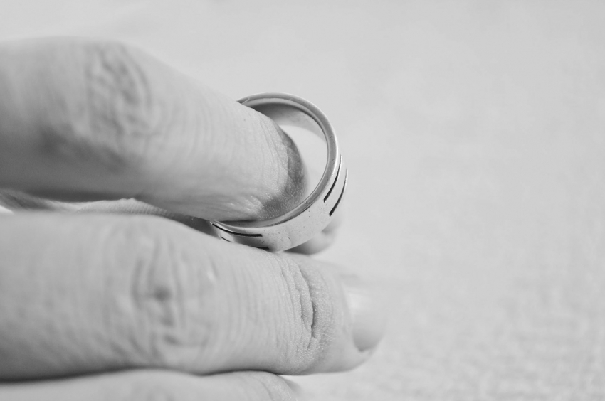 Брак 29-летнего иностранца и 70-летней пенсионерки расторгли в Волжском