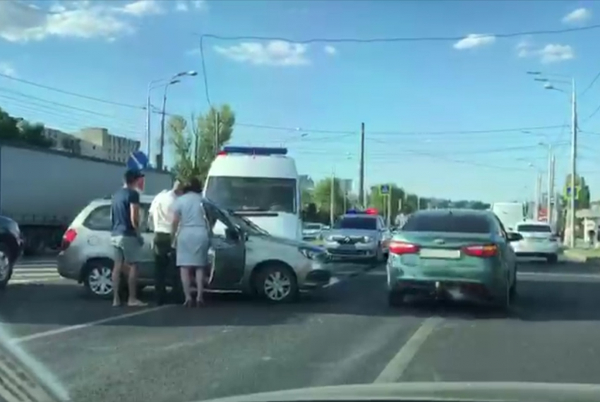 ДТП с участием скорой помощи и легковушки в Волгограде попало на видео