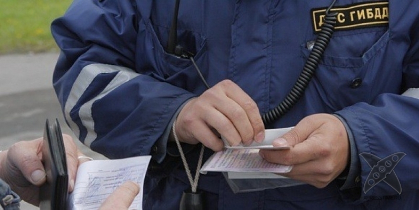 В Волгограде водитель без прав пытался «купить» полицейского за 10 тысяч