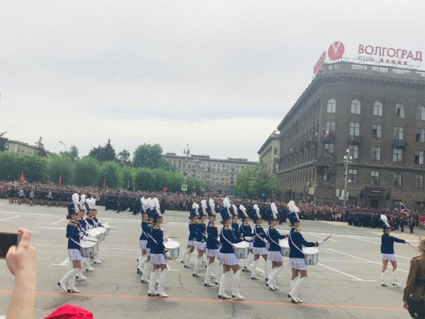 Военные прошли маршем парада Победы по площади Павших Борцов