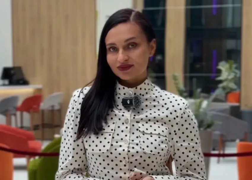 Как выбрать кеды в 45+, чтобы выглядеть дорого и стильно