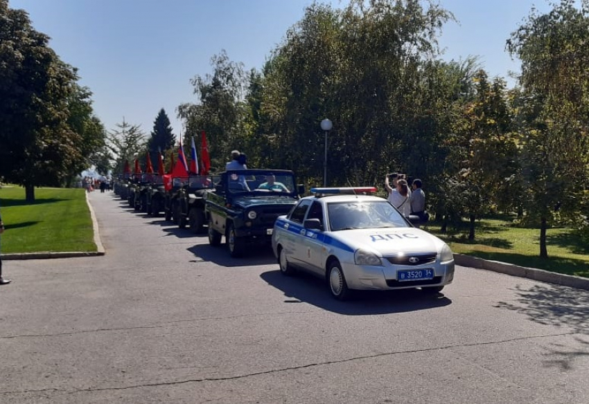 Переданные 11 воинских знамен от МИД РФ отправились по Волгограду на ретро-автомобилях: видео