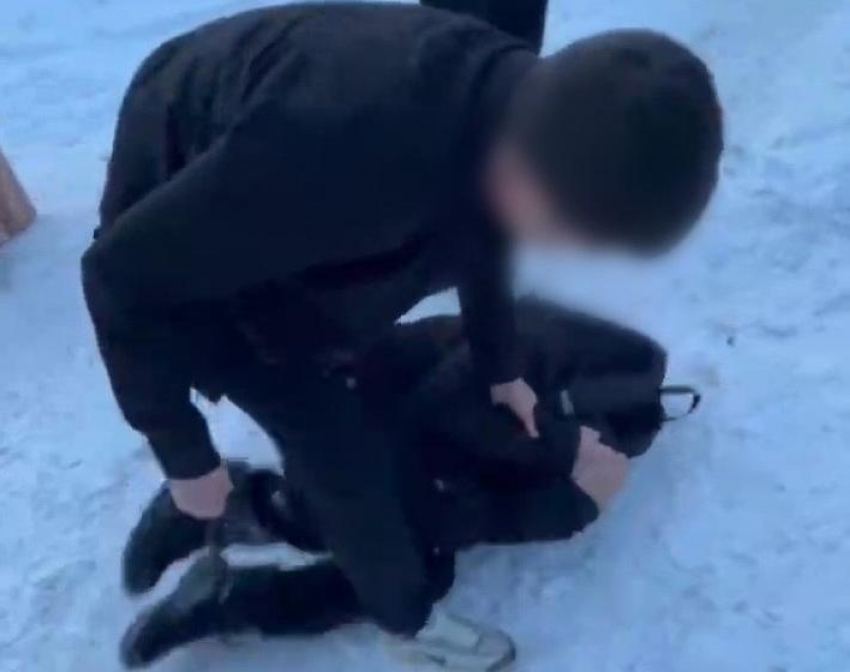 Школьника жестоко избили и заставили извиняться по просьбе 15-летней в Волгограде 