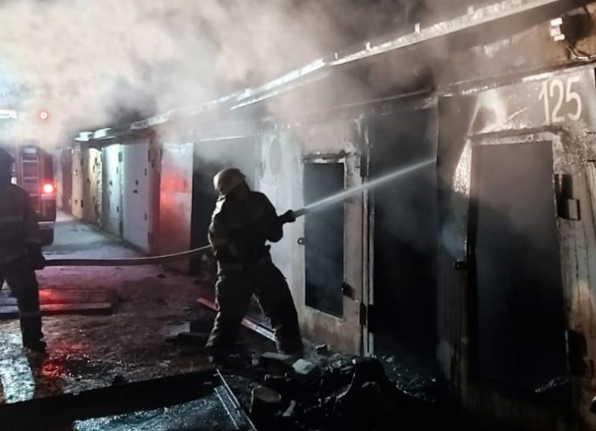 Горела обшивка: подробности о четырех попавших в пожар авто в Волгоградской области