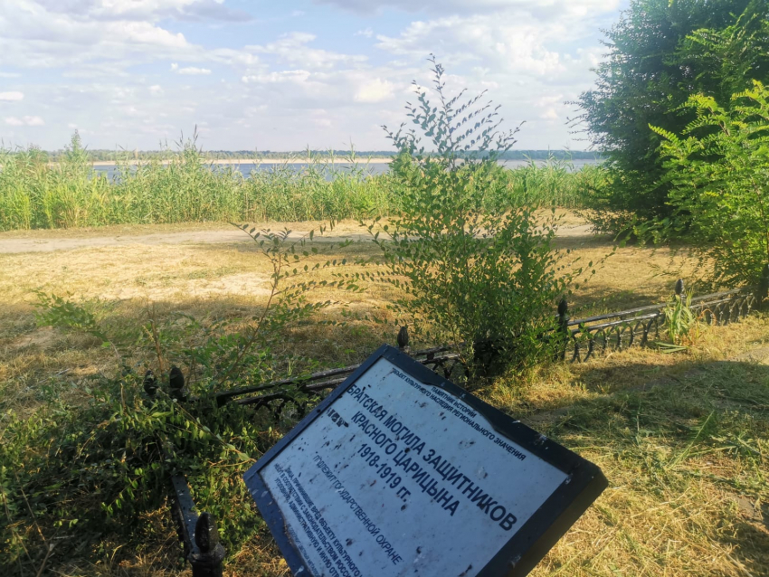 В Волгограде выкосили траву на братской могиле после публикации «Блокнота Волгограда»