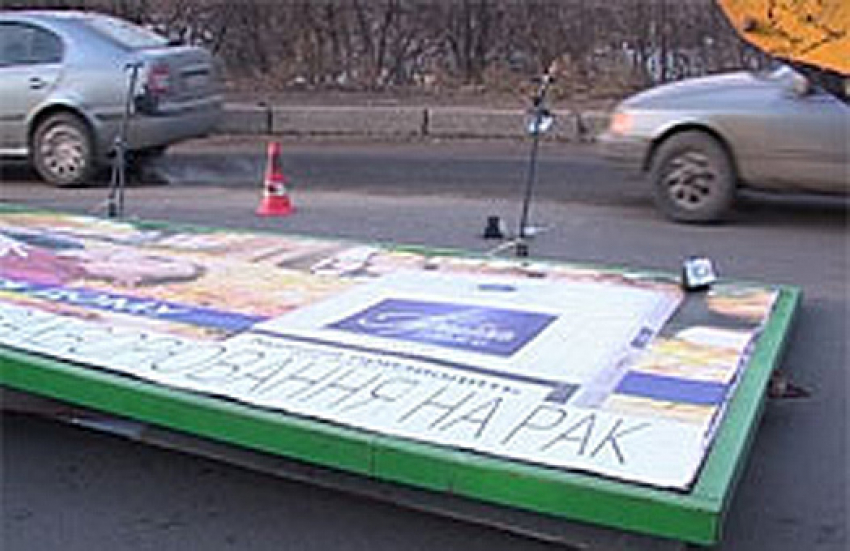Под Волгоградом «Приора» протаранила рекламный щит: двое в больнице