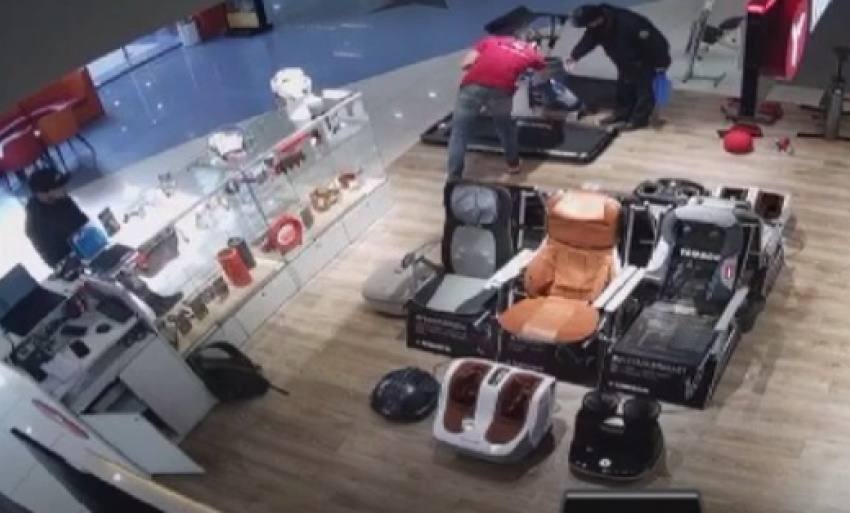 Ограбление магазина элитных японских массажных кресел попало на видео в Волгограде