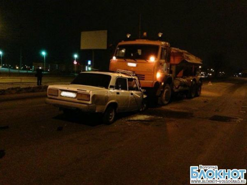 Ростовчанин пострадал во время столкновения ВАЗа и снегоуборочной машины в Волгограде