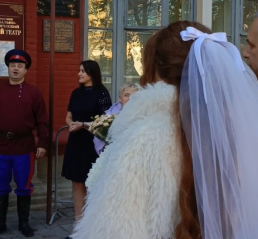 Пара поженилась в стенах самого загадочного в Волгограде театра