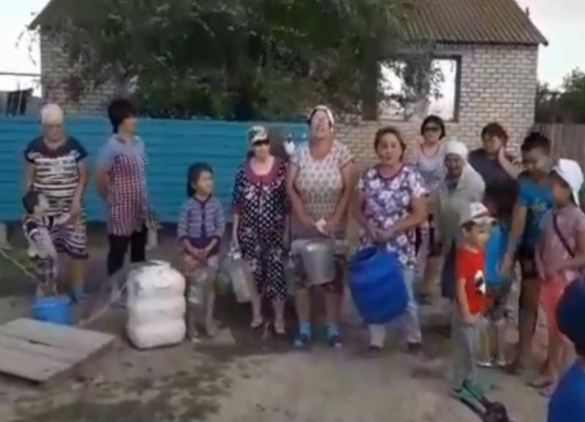 300 жителей села с детьми в Волгоградской области месяц живут без воды: едут за 12 километров или воруют 