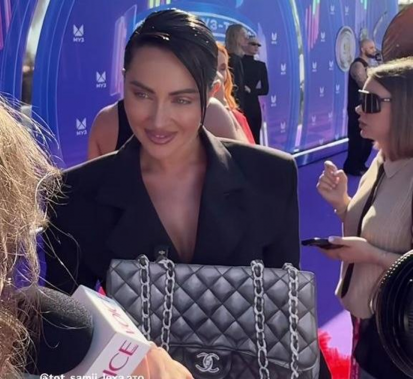 С напечатанной на принтере сумкой Chanel появилась на красной дорожке волгоградская блогерша 