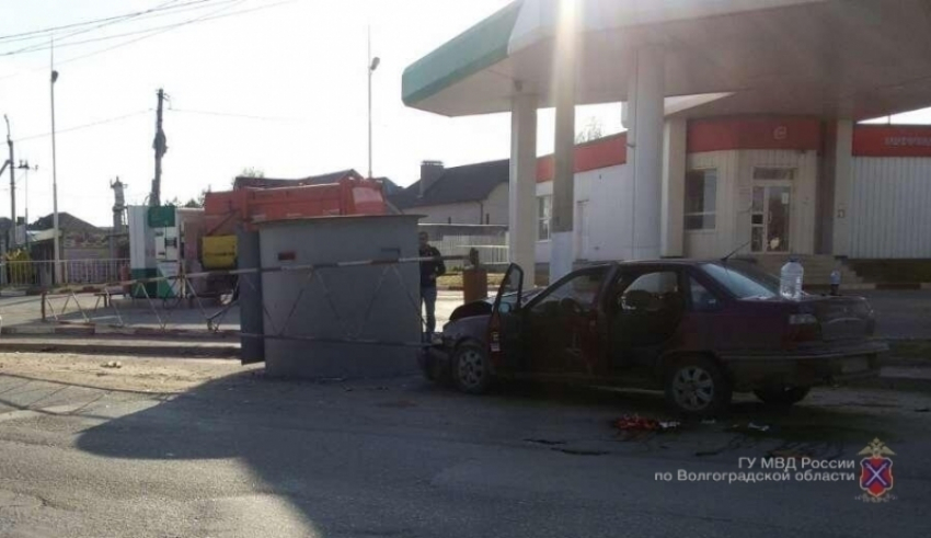 В Волгограде автомобиль Daewoo сорвался с буксира и протаранил металлический забор 