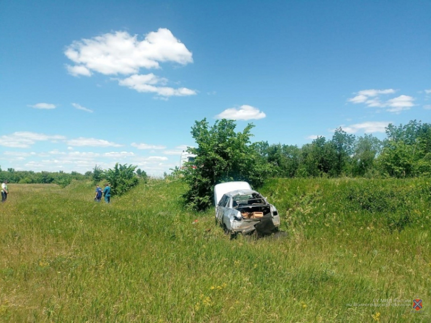 Водитель разбился в страшном ДТП с Niva и экскаватором в Волгоградской области