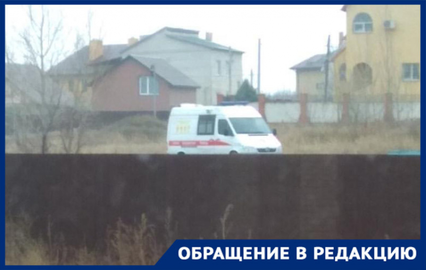 Скорая помощь застряла на бездорожье в Волгограде по пути к пациенту