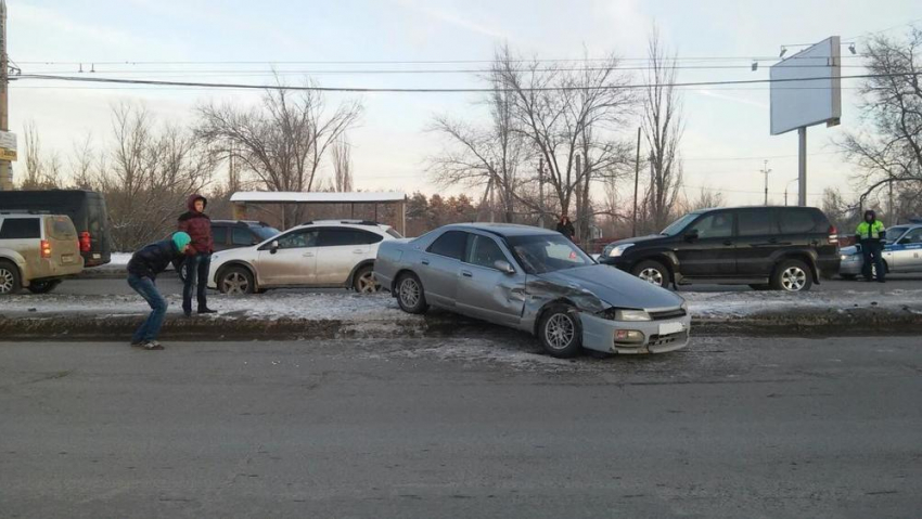 На юге Волгограда водитель на Nissan врезался в Renault: есть пострадавшие