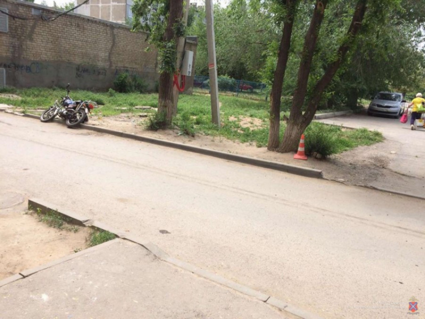 16-летний мотоциклист влетел в дерево на юге Волгограда: двое в больнице