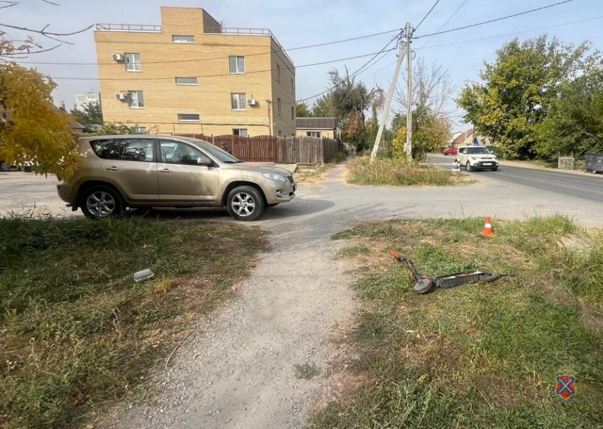 Автомобиль сбил 9-летнего самокатчика в Волгограде 