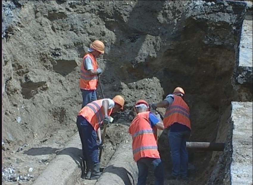 На улице Титова в Волгограде прокладывают теплопровод 