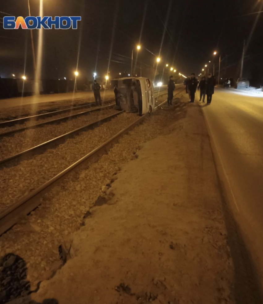 Автомобиль перевернулся на трамвайных путях в Волгограде