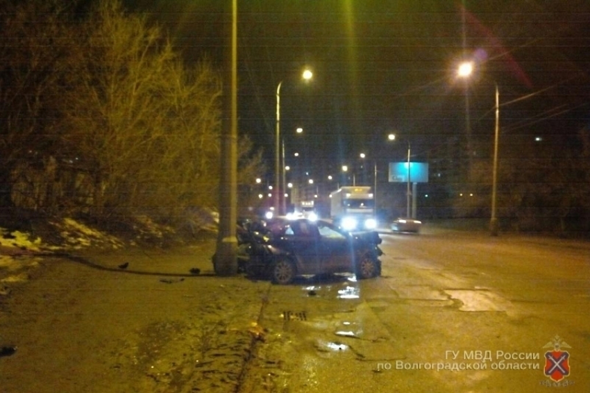  В Волгограде 23 февраля Mitsubishi протаранил столб: ребенок и двое взрослых в больнице