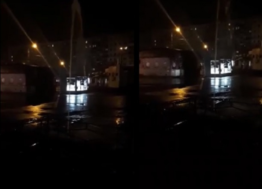 "Питьевой фонтан» забил из-под асфальта посреди улицы на юге Волгограда