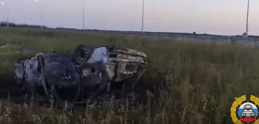 Пассажир погиб в перевернутой сгоревшей «Приоре» на волгоградской трассе — видео 
