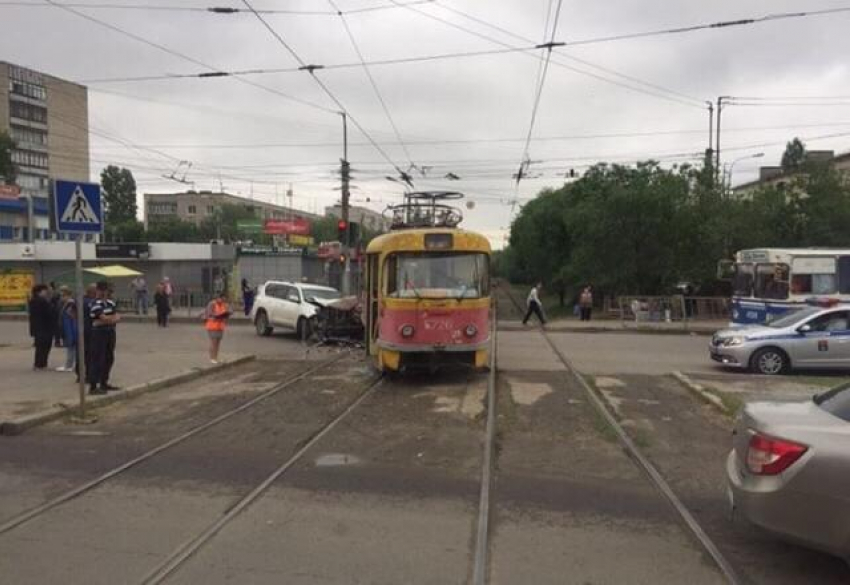 Вылетевший на «встречку» элитный внедорожник снес трамвай с рельсов в Волгограде