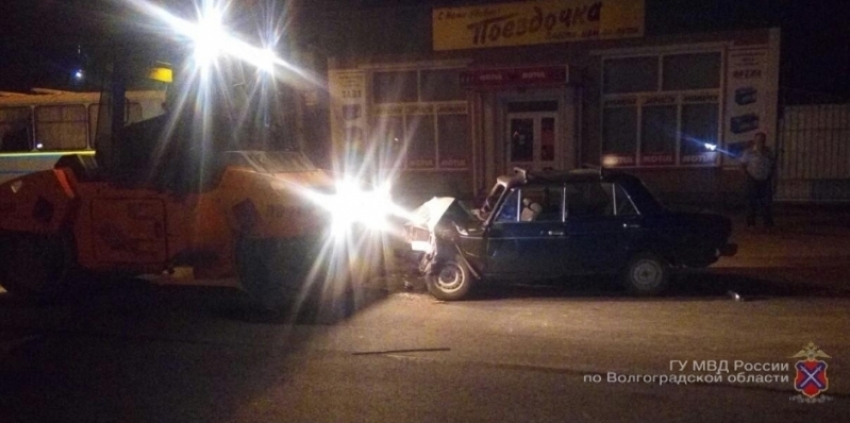 На юге Волгограда ВАЗ-2106 врезалась в асфальтоукладчик 