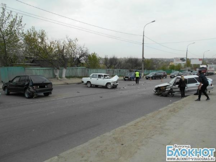 Тройное ДТП в Волгограде: 2 пострадали