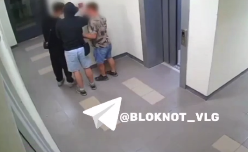 «Швыряли по всему подъезду»: погром устроили в Родниковой в Волгограде