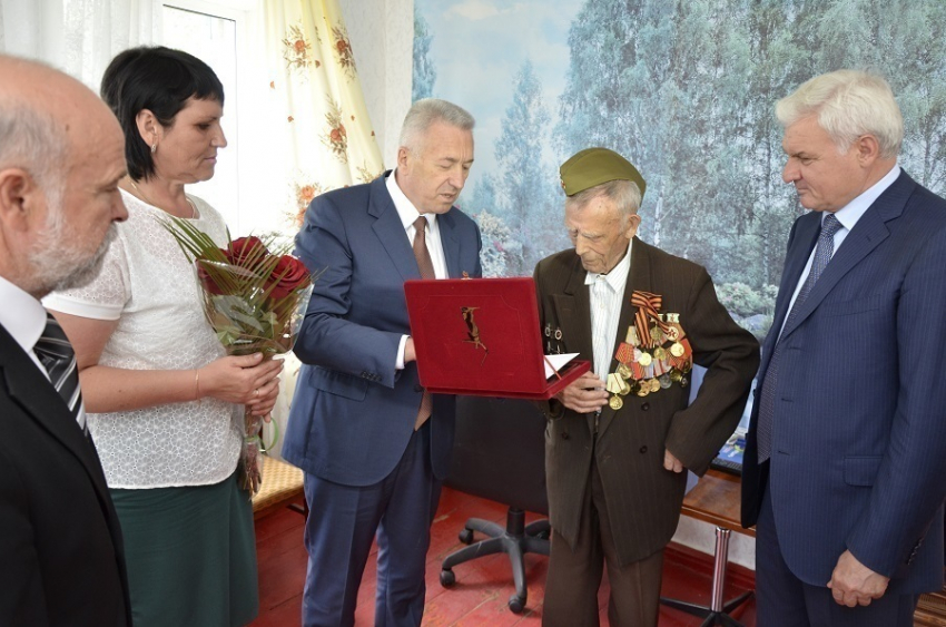 Участнику ВОВ вручили медаль «За оборону Сталинграда» через 70 лет