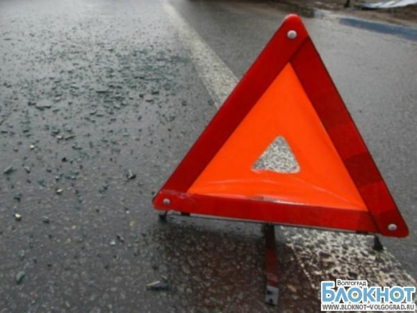 В Волгоградской области водитель ВАЗа врезался в автобусную остановку