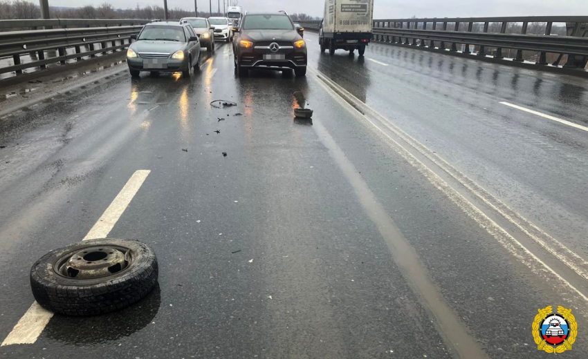 Движение парализовало на «танцующем мосту» в Волгограде