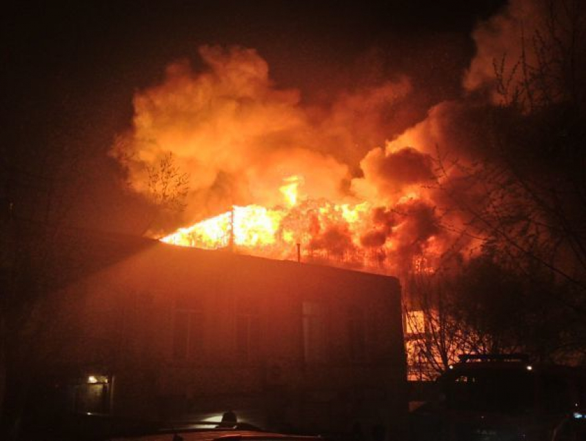 В Урюпинске по неизвестным причинам ночью сгорел двухэтажный дом: погиб мужчина