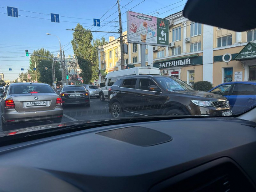 Странное ДТП парализовало Первую Продольную Волгограда