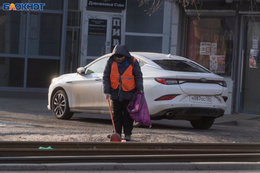 Дефицит дворников признали в Волгоградской области