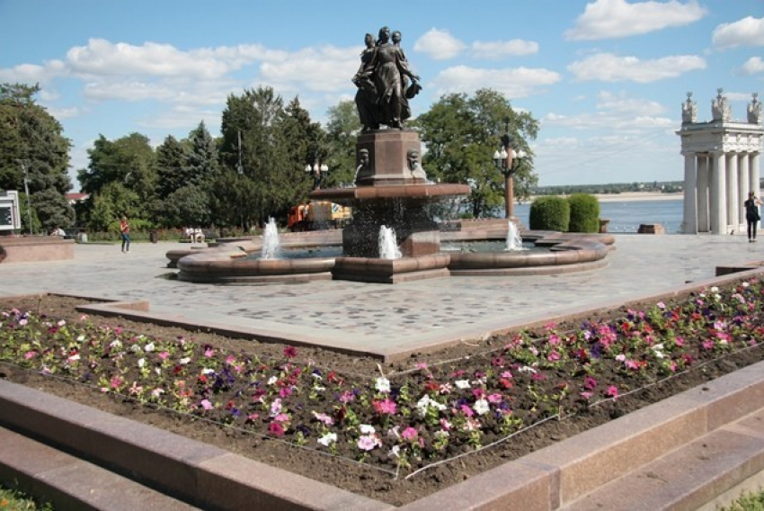 У фонтана «Искусство» в Волгограде высадили 3 тысячи петуний