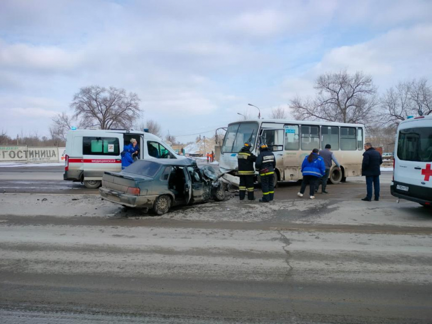 Автобус попал в ДТП на проклятом «Химгородке» в Волгограде: есть пострадавшие