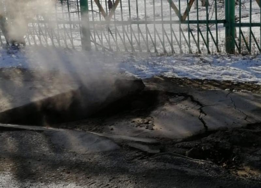 Бетонная плита провалилась в шахту у входа в школу №85 в Волгограде