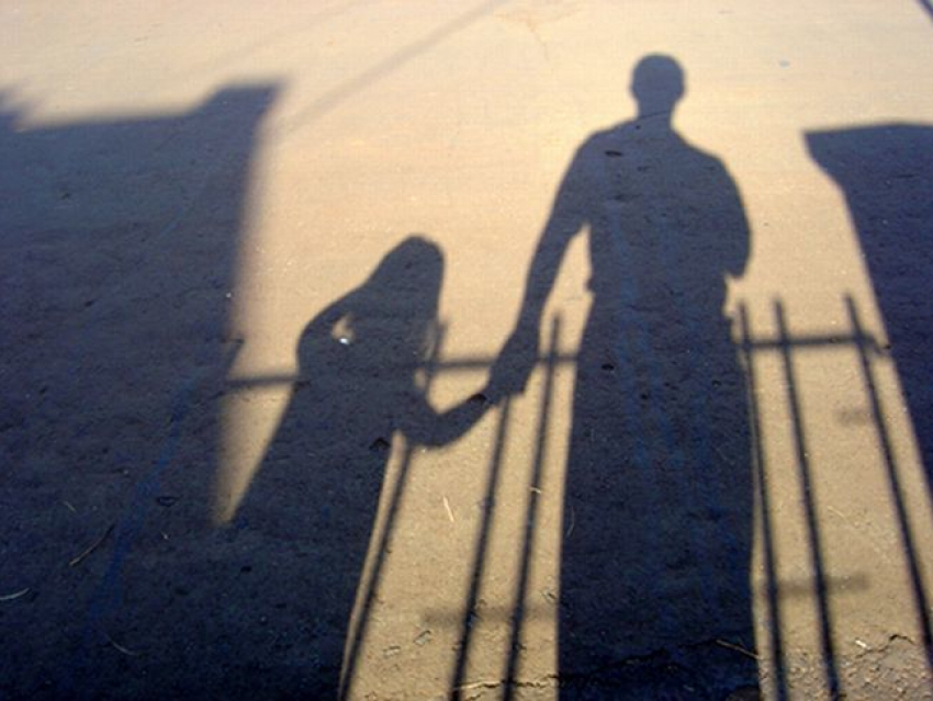 В Волжском 55-летний педофил и его сын надругались над двумя девочками