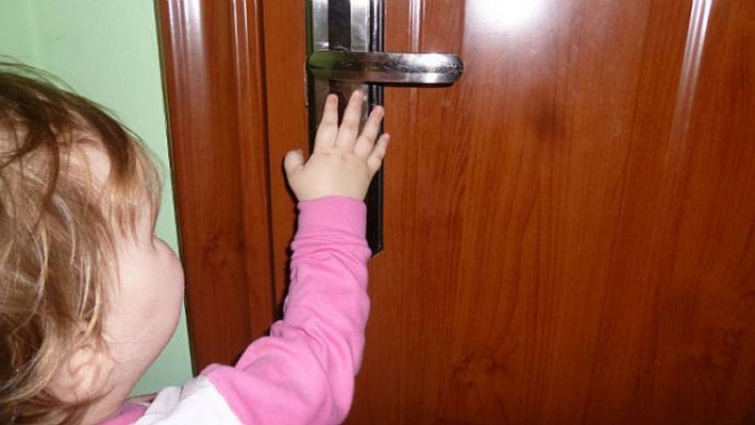 В Волгограде годовалый ребенок закрыл маму на балконе 