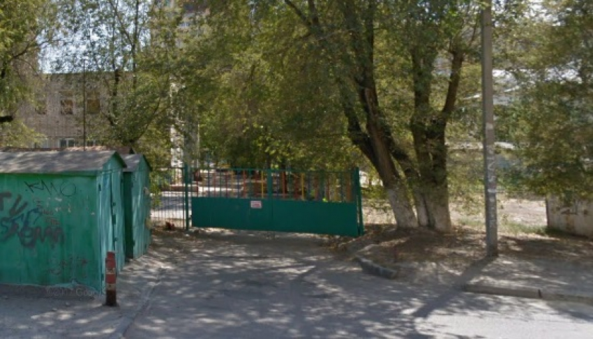 Неизвестный проник на территорию детского сада в Волгограде и предлагал детям пострелять из оружия