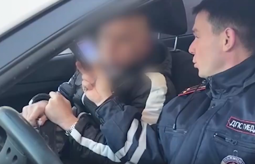 Машина полыхала: полицейская погоня за пьяным подростком в Волгограде попала на видео 