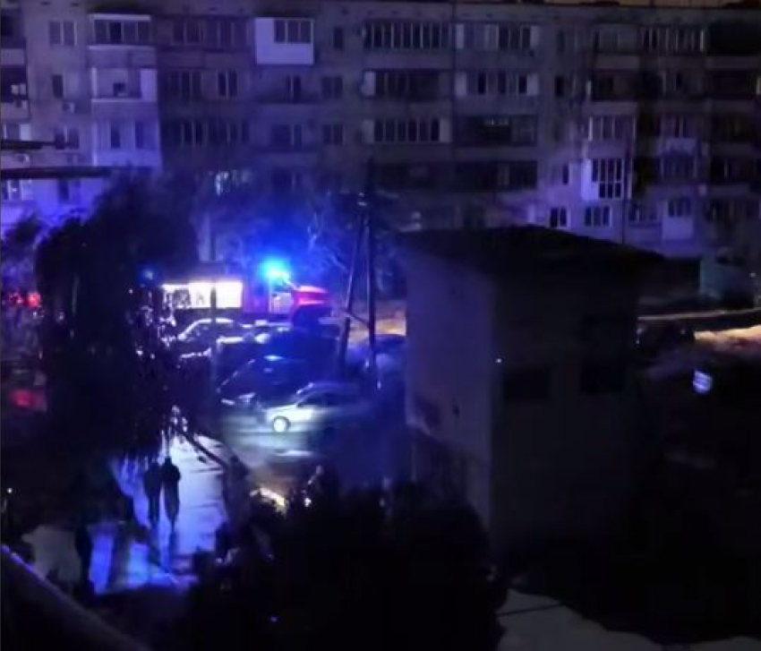 «Думали, попало в дом»: ударом молнии обесточило жилой массив под Волгоградом: видео