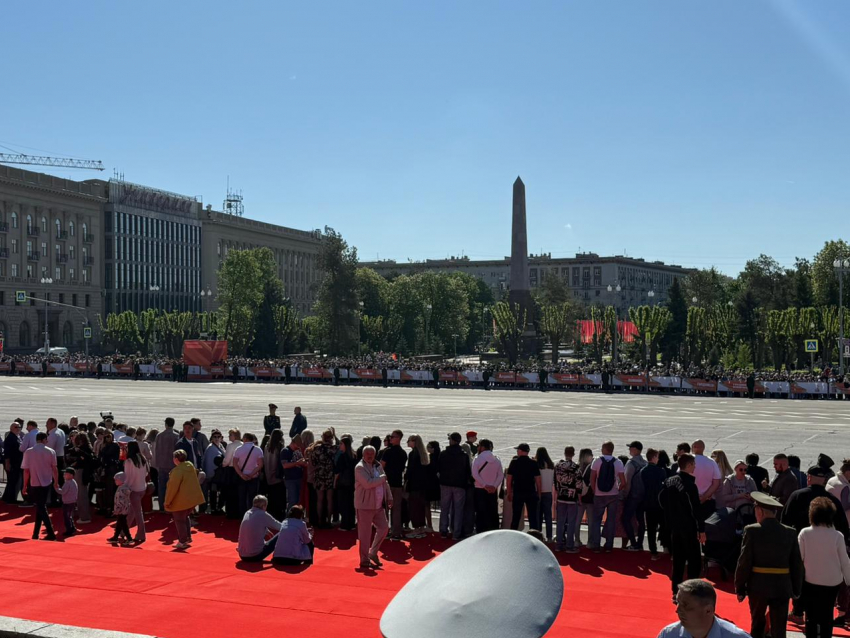 Красивые люди, поздравления и песни: в центре Волгограда готовы к Параду Победы 