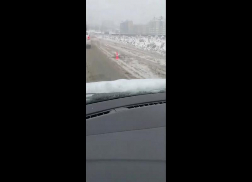  В соцсетях набирает просмотры видео, где в Волгограде в снег укладывают асфальт
