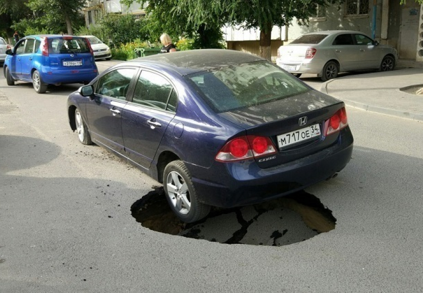 Асфальт провалился под проезжающим автомобилем Honda в Волгограде