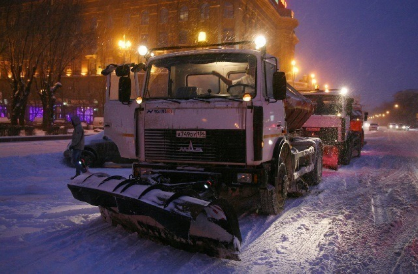 Дорожники борются с последствиями ледяного дождя в Волгограде