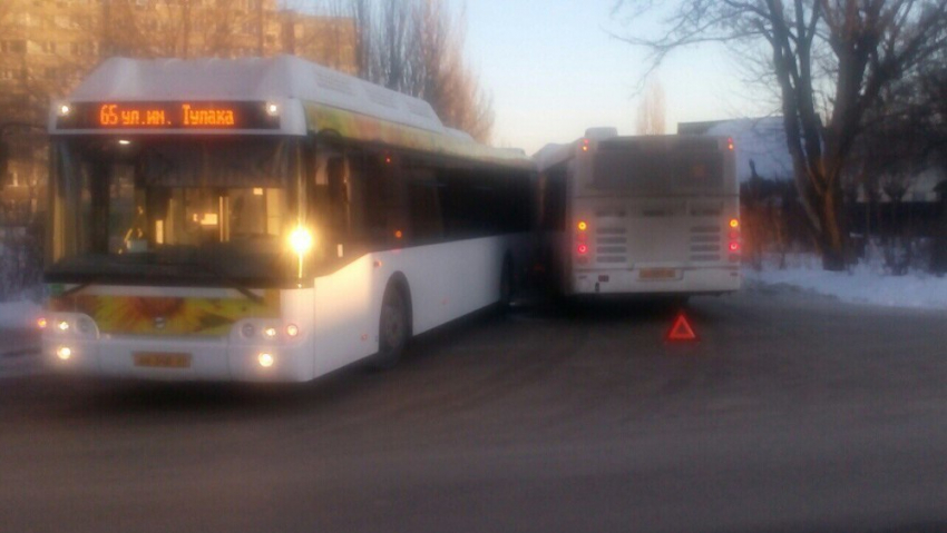Два автобуса столкнулись на Тулака, не захотев пропустить друг друга