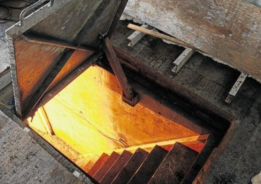 Волгоградец хранил крупную партию наркотиков под лестницей